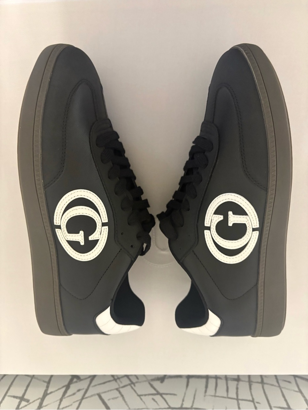 Guess Men's Borge sneakers in black featuring a large "G" logo. - Picture 6 of 10